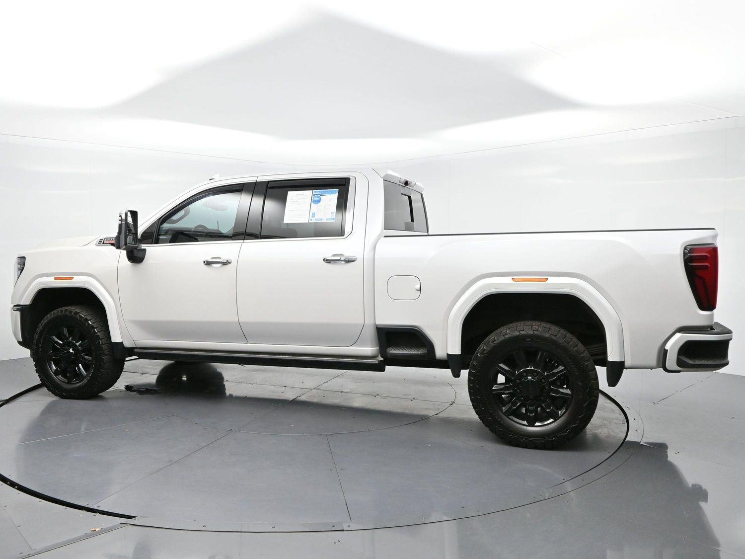 Used 2024 White Frost Tricoat GMC Denali image 5