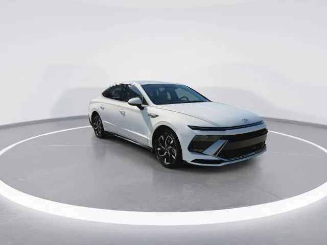 Used 2025 White Hyundai SEL image 2