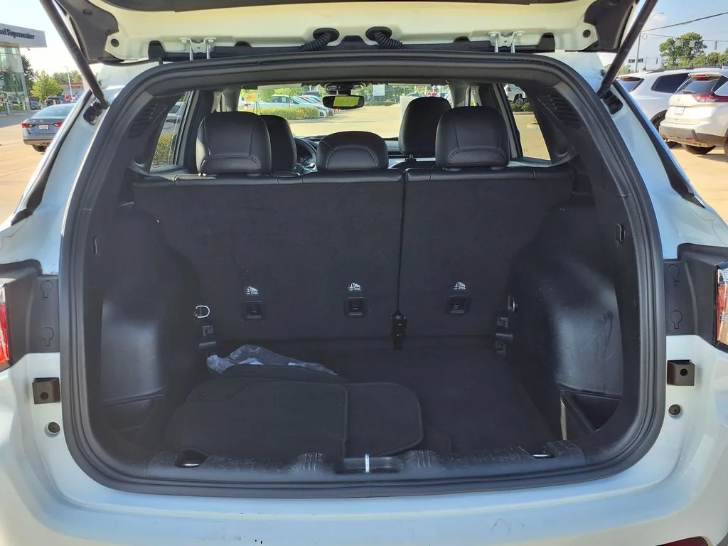 Used 2025 White Jeep Latitude image 12