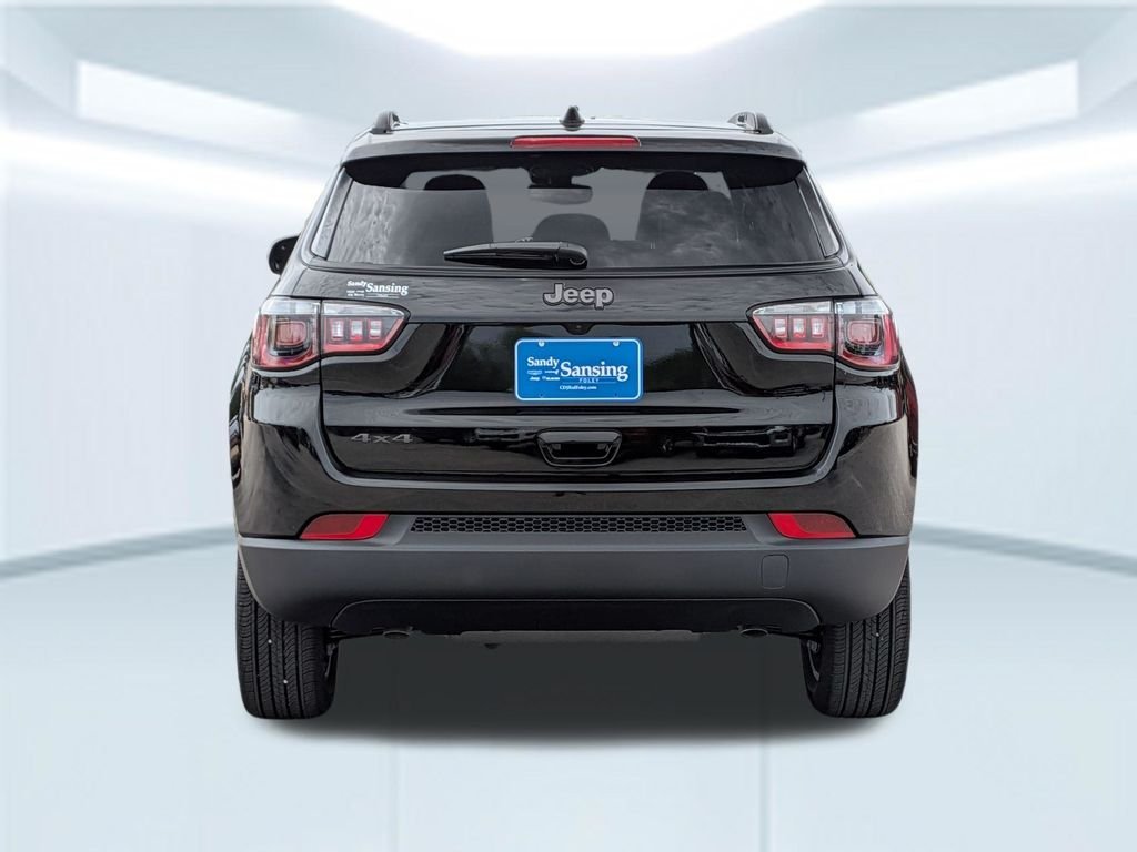 New 2026 Diamond Black Crystal Pearl-Coat Exterior Paint Jeep Latitude image 6