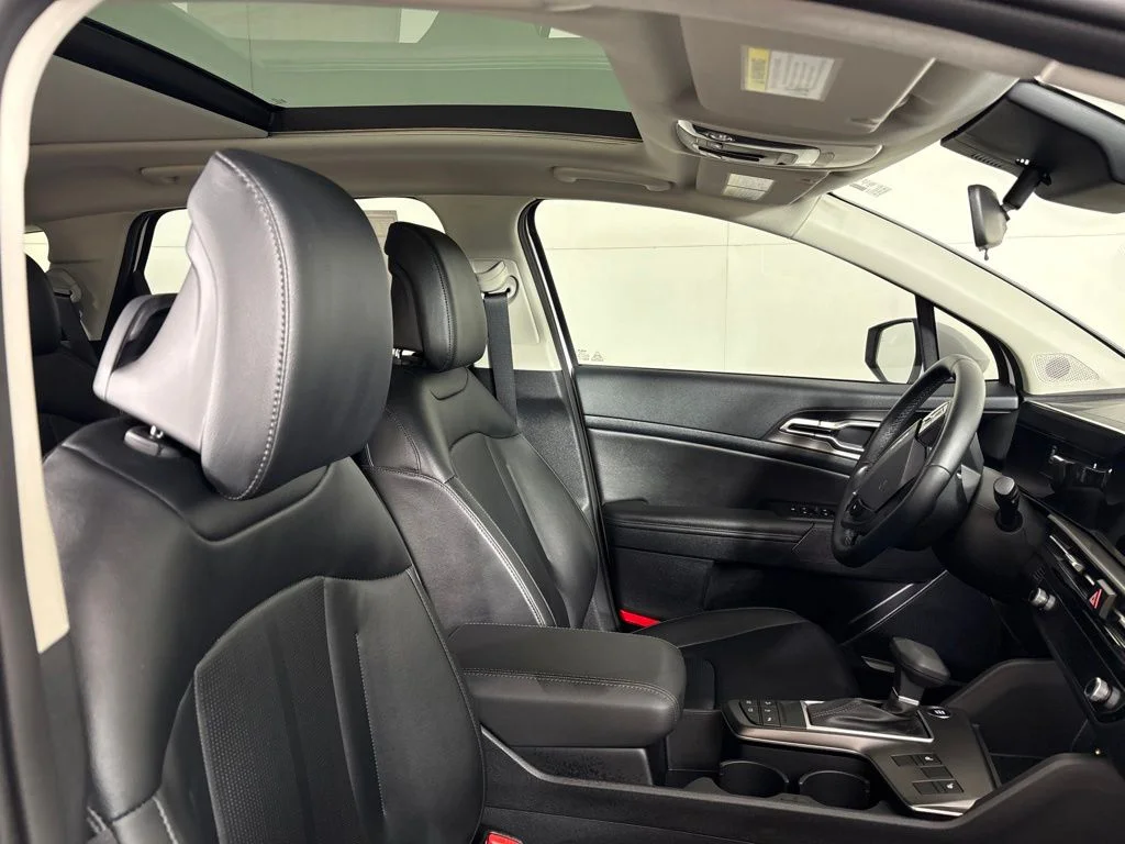 New 2026 Glacial White Pearl Kia EX image 16