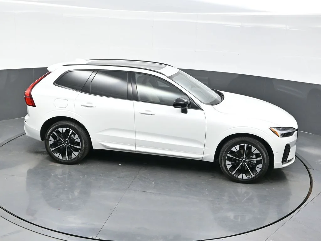 New 2026 Crystal White Volvo Plus image 30