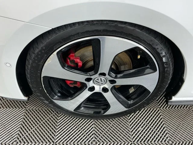 Used 2016  Volkswagen Autobahn image 28