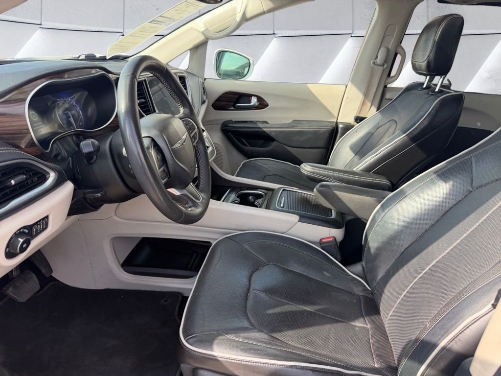 Used 2022 White Chrysler Limited image 9