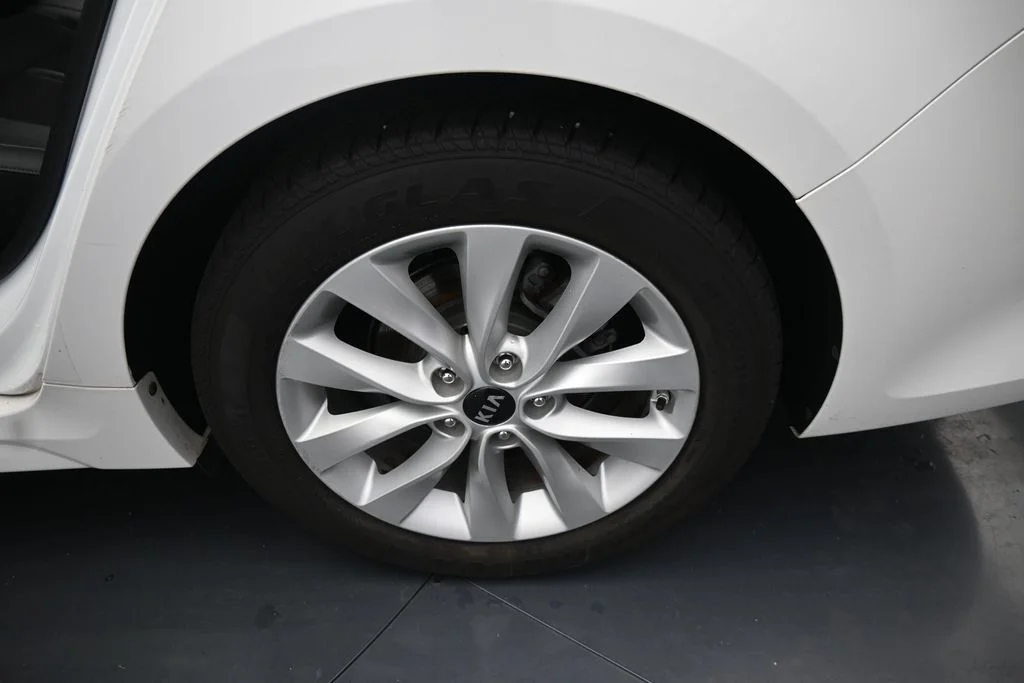 Used 2018 White Kia S image 16