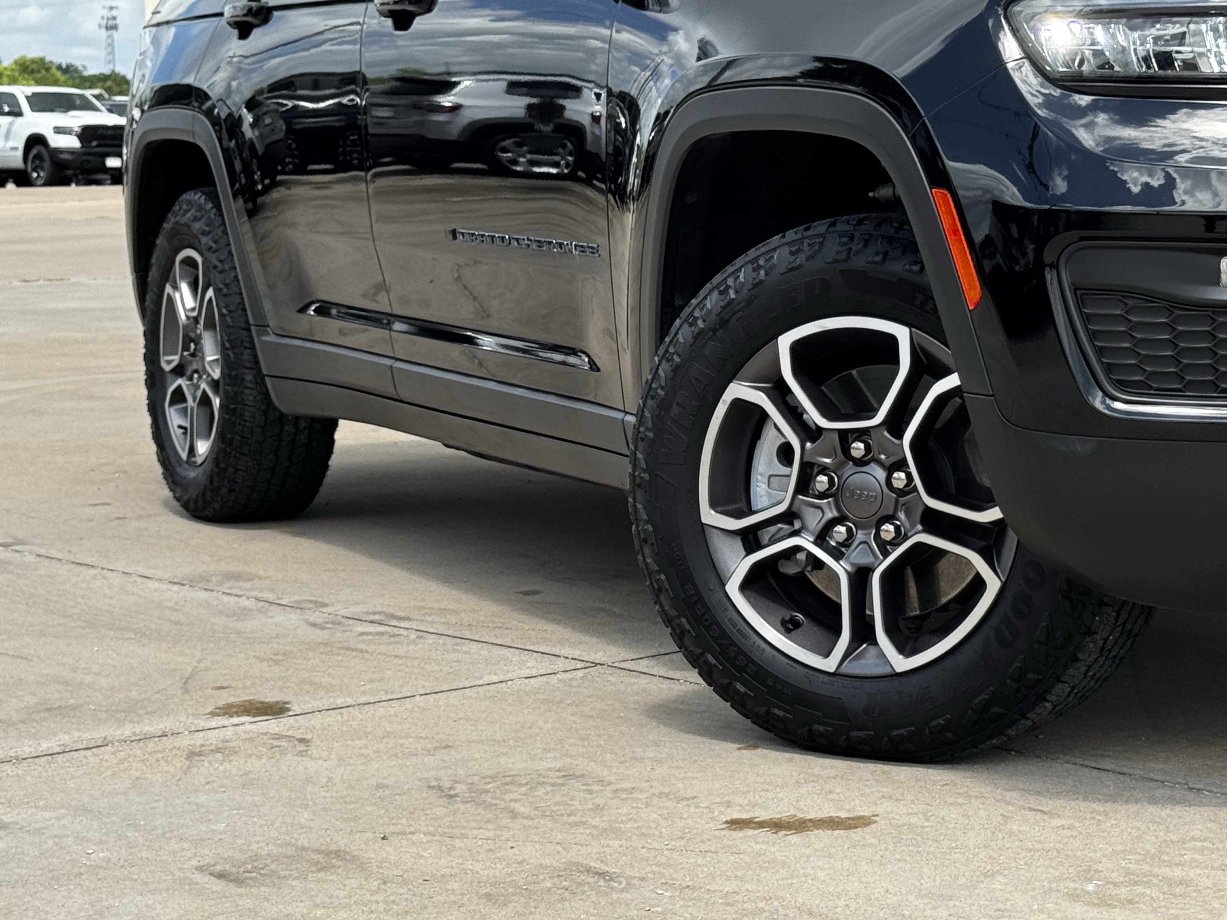 Used 2022 Diamond Black Crystal Pearlcoat Jeep Trailhawk image 12