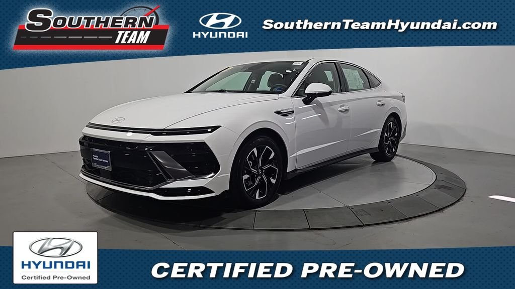 Used 2025 White Hyundai SEL image 1