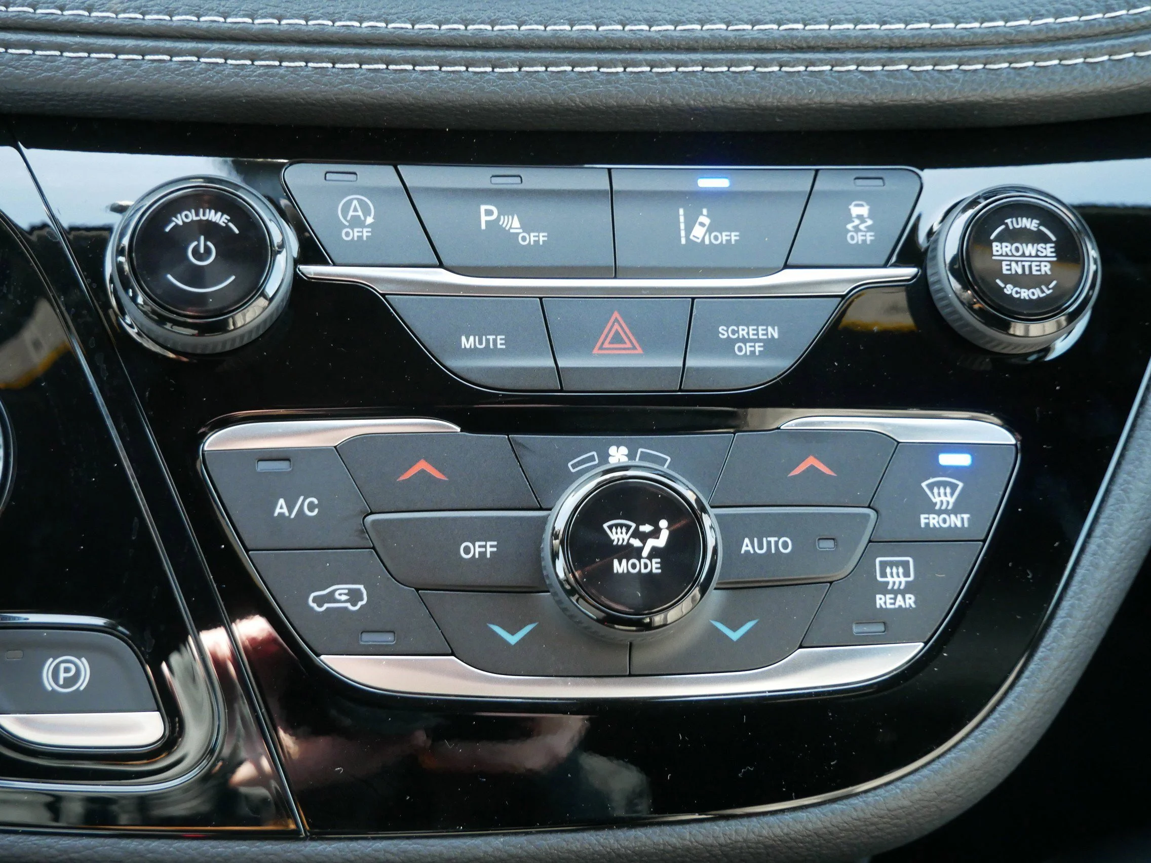 New 2026 Diamond Black Crystal Pearl-Coat Exterior Paint Chrysler Select image 19