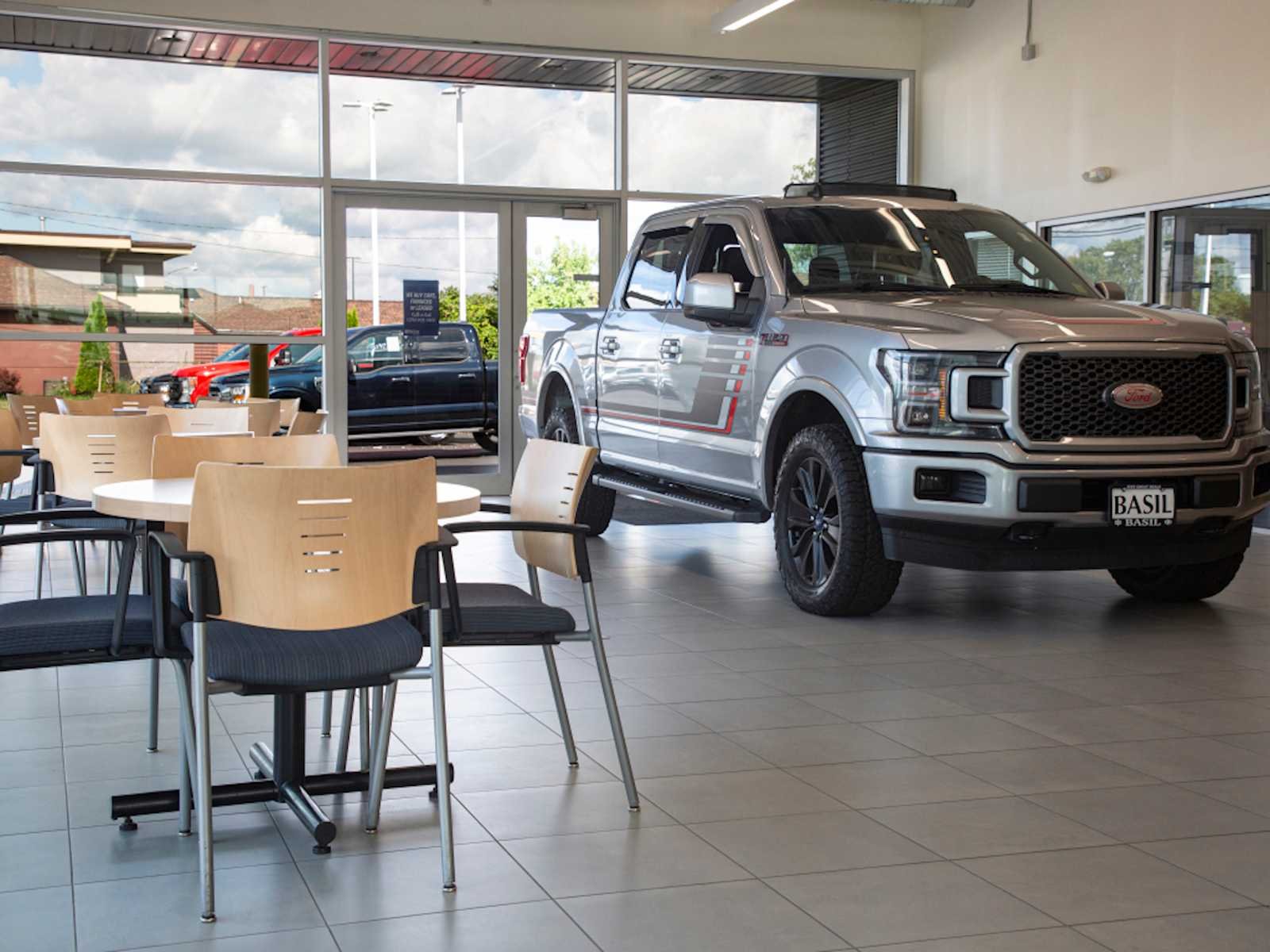 Used 2024 Oxford White Ford XLT image 9