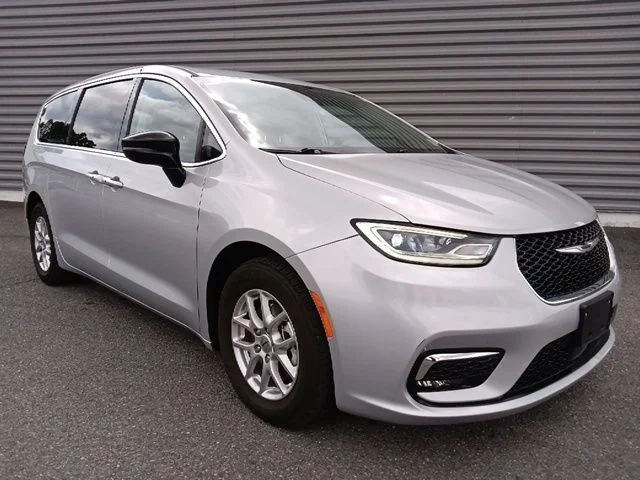 2024 Chrysler Pacifica Touring L's photo