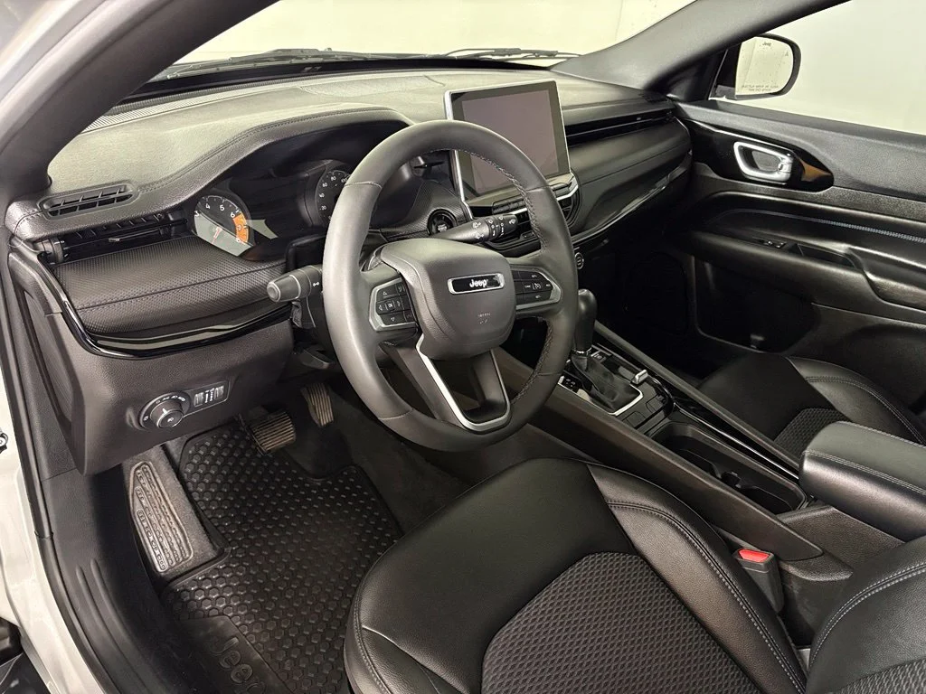 Used 2025 Silver Jeep Latitude image 18