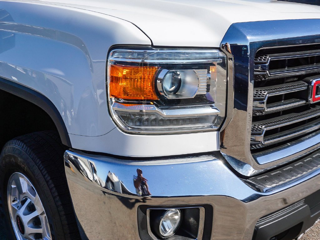 Used 2017 White GMC SLE image 10