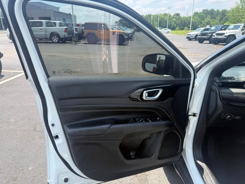 Used 2022 White Jeep Latitude image 12