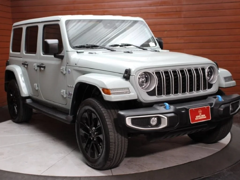 Used 2024 Earl Clearcoat Jeep Sahara 4xe image 32