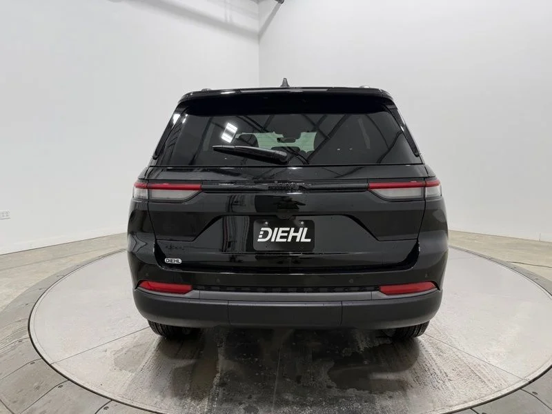 New 2026 Diamond Black Crystal Pearl-Coat Exterior Paint Jeep Altitude image 6