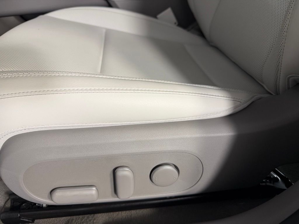 Used 2025 White Hyundai SEL image 24