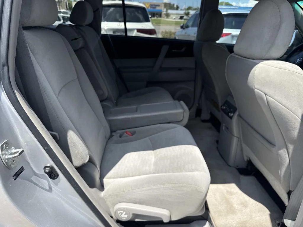 Used 2011 Silver Toyota Base image 9