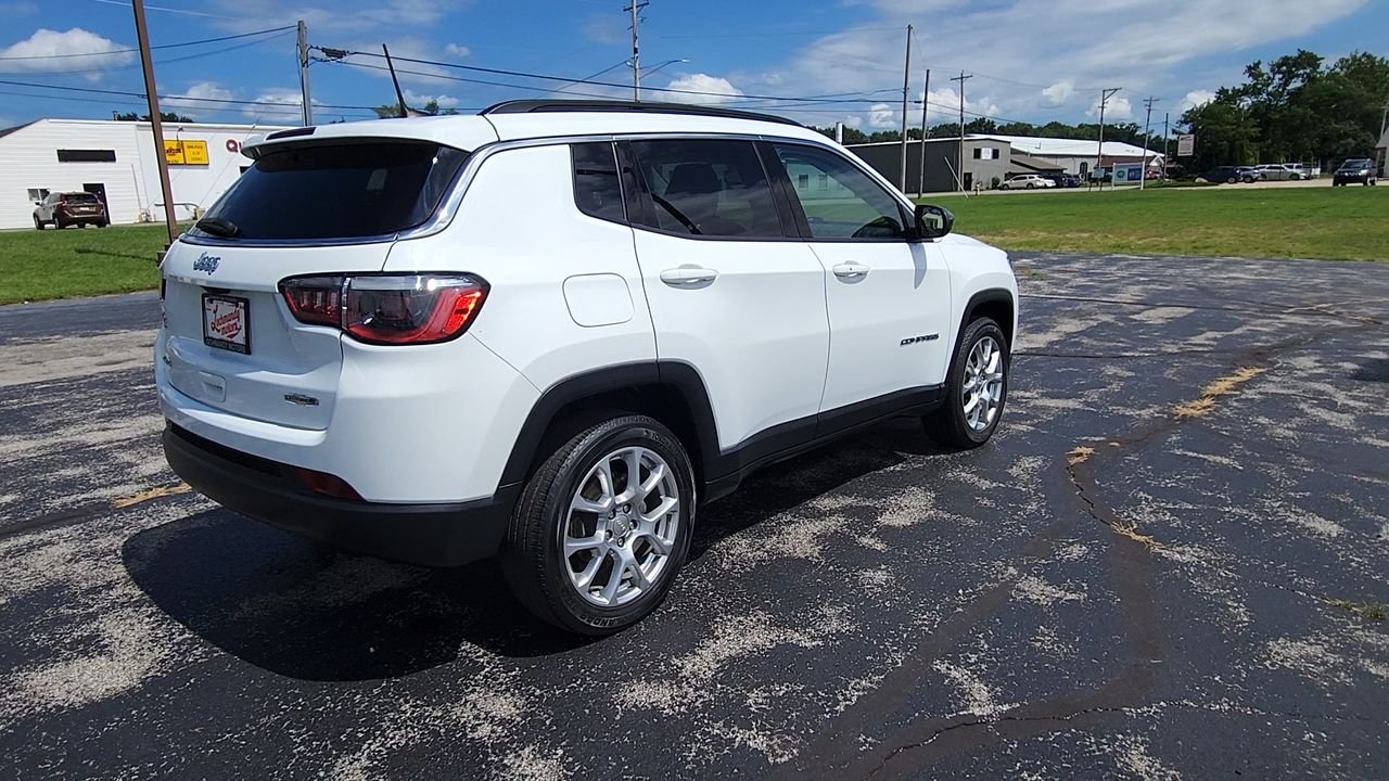 Used 2022 White Jeep Latitude Lux image 8