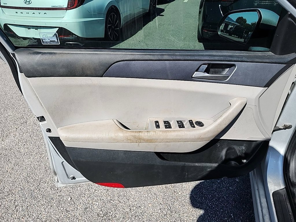 Used 2019 Silver Hyundai SE image 15