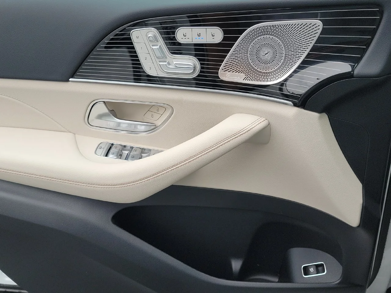 New 2027 MANUFAKTUR Moonlight White Metallic Mercedes-Benz GLS 450 image 25