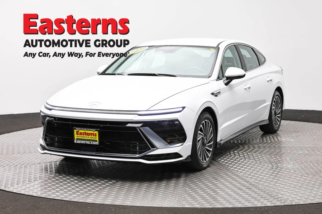 Used 2025 White Hyundai SEL image 1