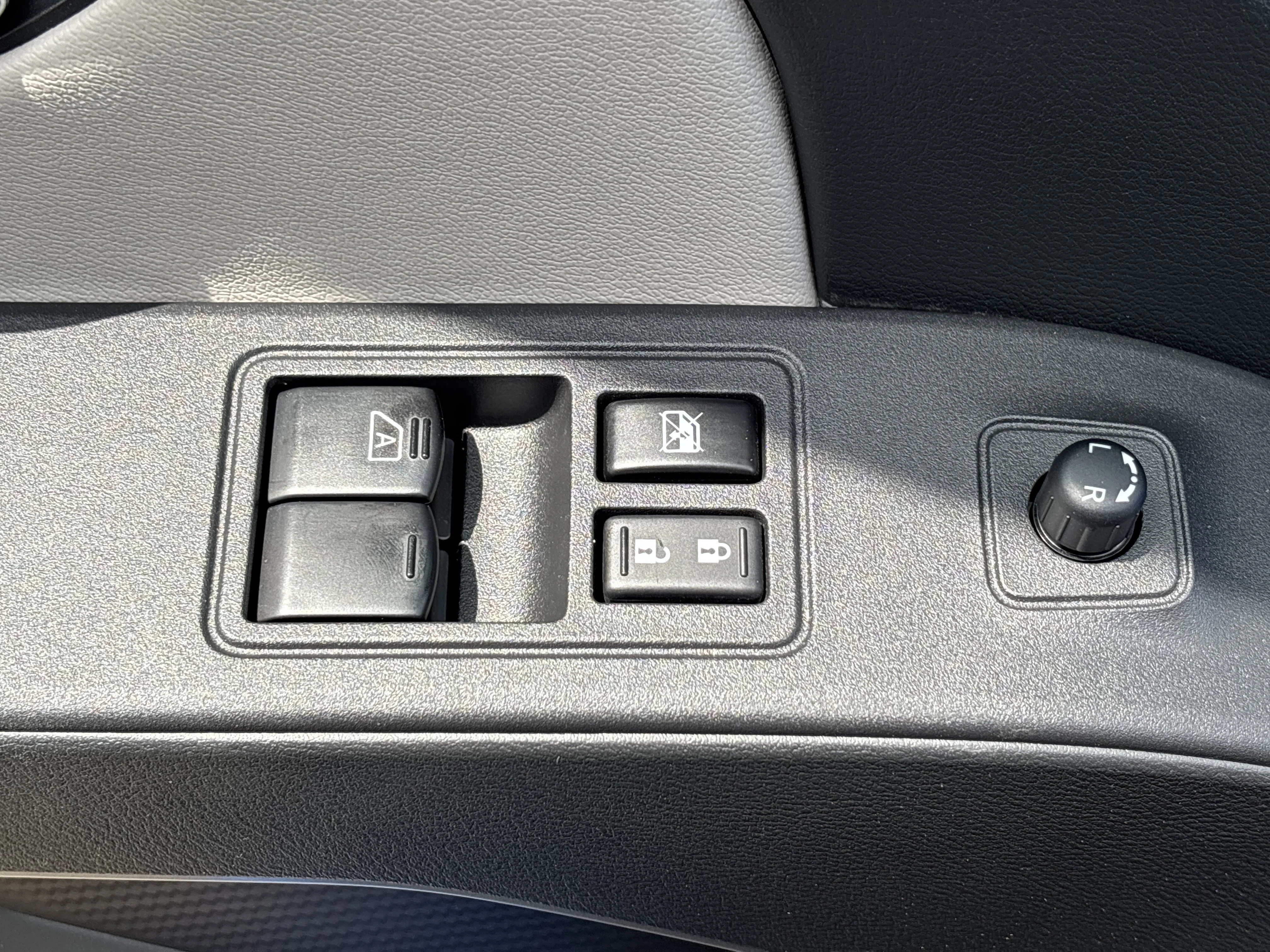 Used 2025 Bluestone Pearl Nissan SV image 19