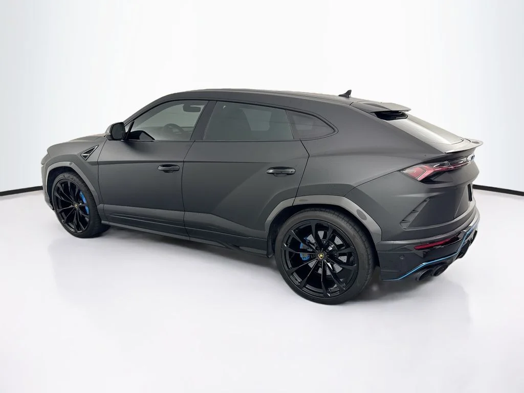 Used 2022 Black Lamborghini  image 7