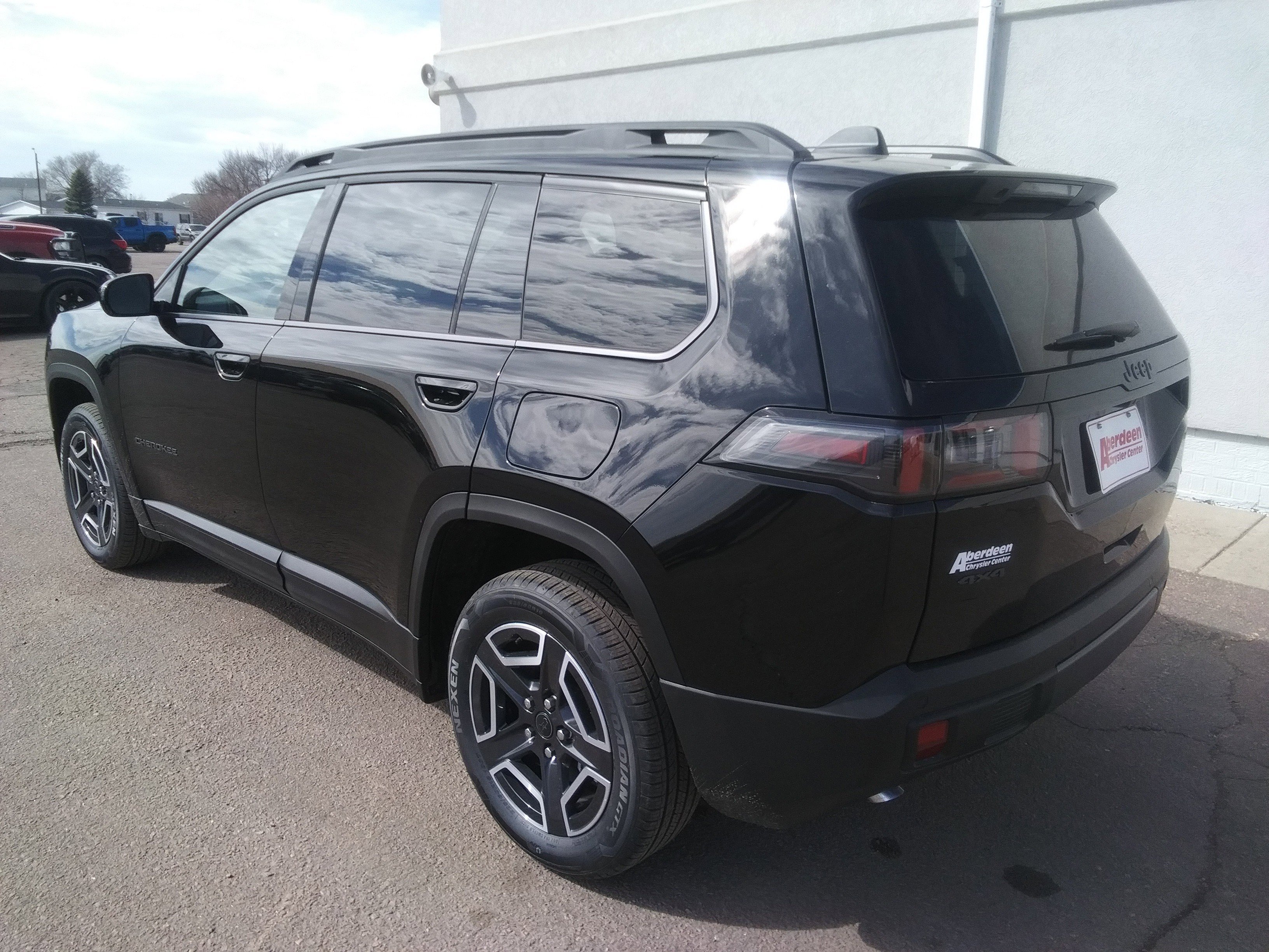 New 2026 Diamond Black Crystal Pearl-Coat Exterior Paint Jeep Laredo image 7