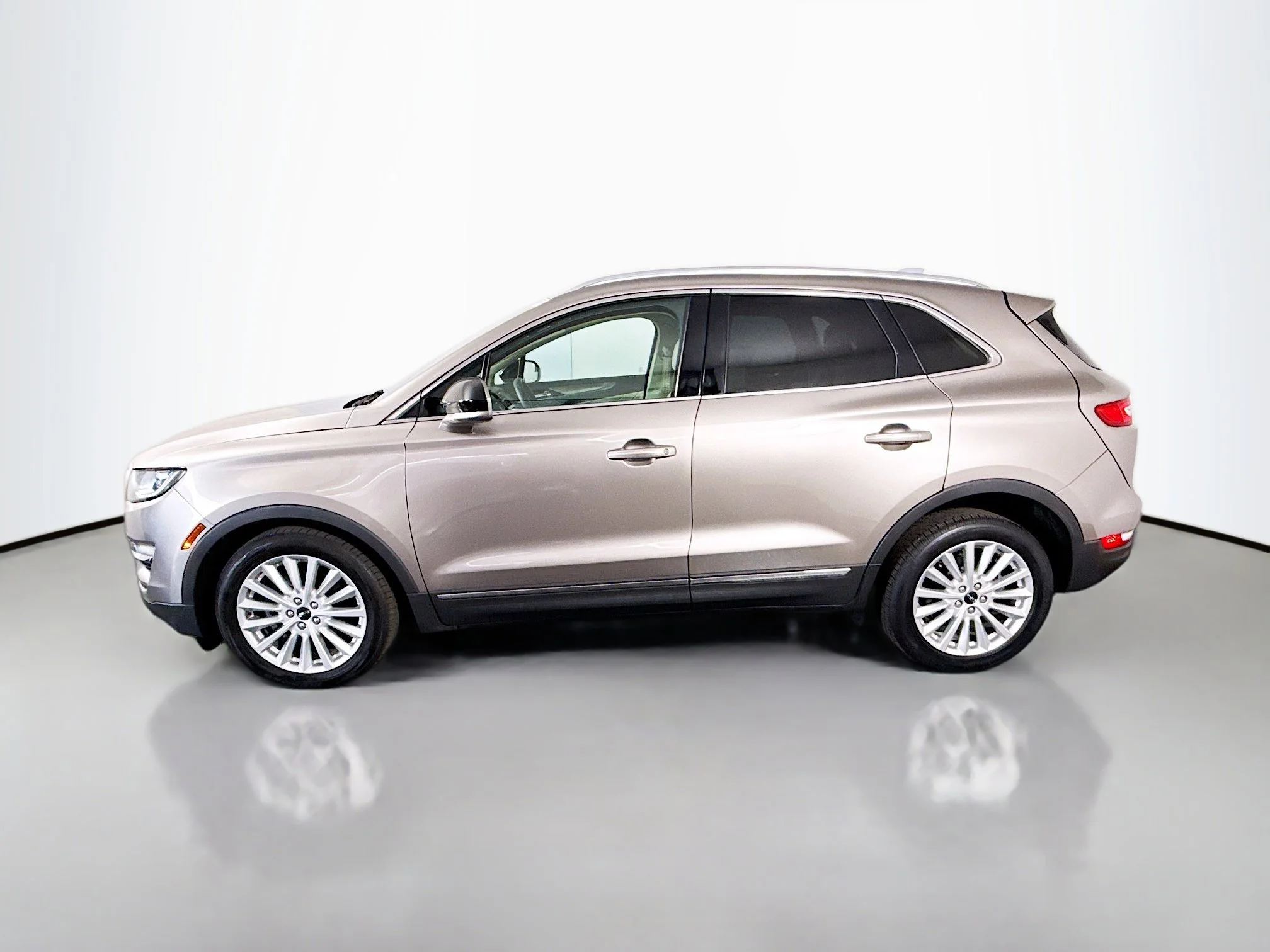 Used 2019 Iced Mocha Metallic Lincoln Standard image 4