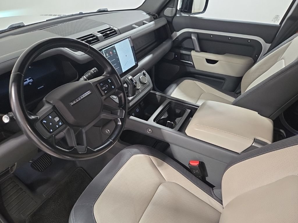 Used 2023 Fuji White Land Rover X-Dynamic SE image 22