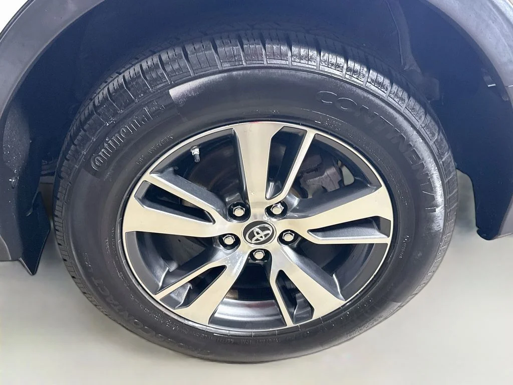 Certified Used 2018 Super White Toyota XLE image 27