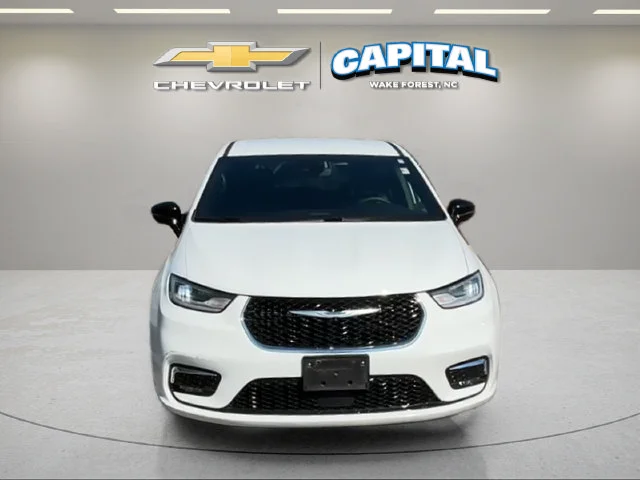 Used 2025 White Chrysler Select image 8