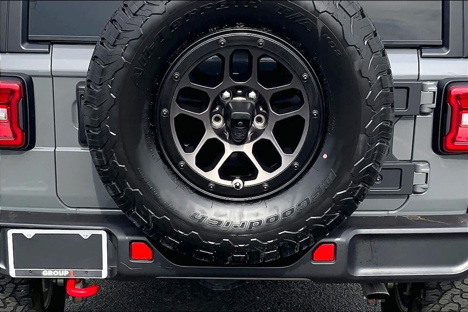 Used 2023 Sting-Gray Clearcoat Jeep Rubicon image 31