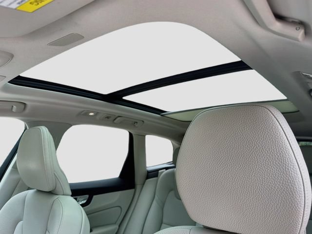 Used 2022 Ice White Volvo Momentum image 26