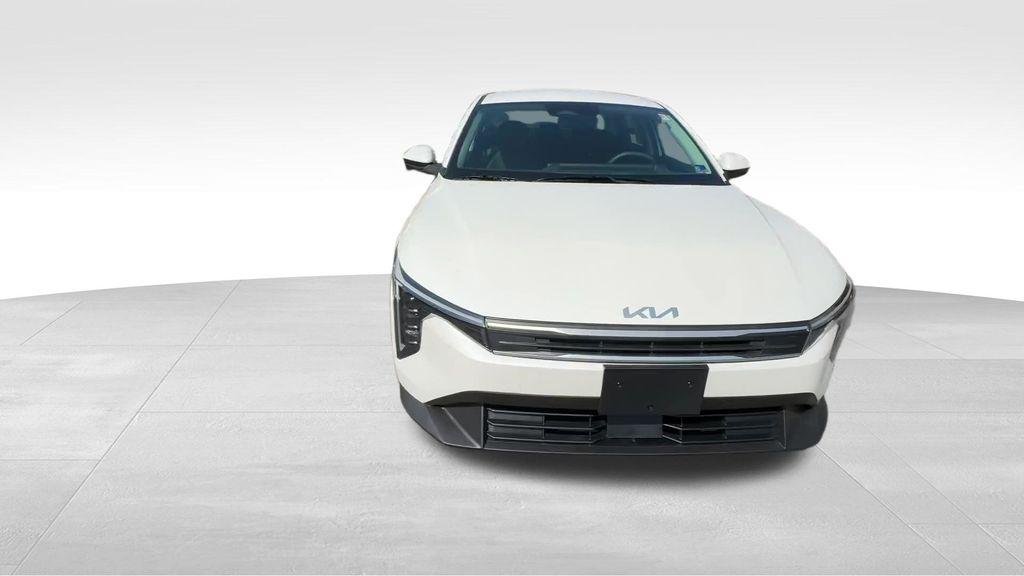 New 2026 Snow White Pearl Kia LX image 9