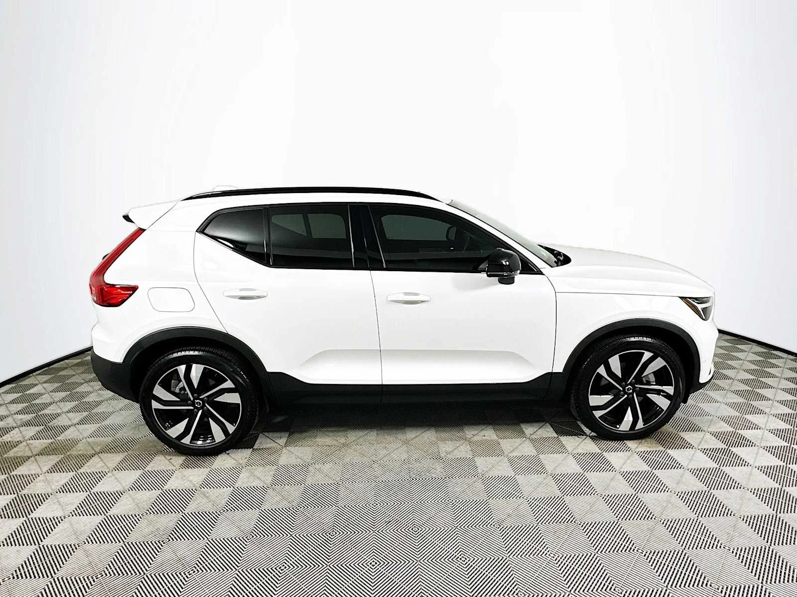 Certified Used 2025 Crystal White Volvo Plus image 8