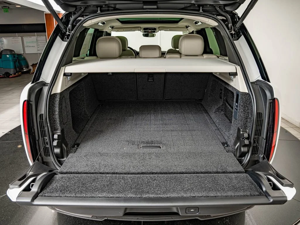 New 2026 Icy White Satin Land Rover SE image 36