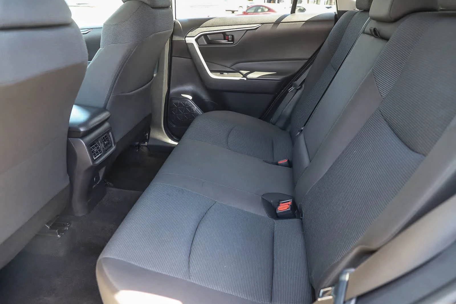 2024 Toyota RAV4 LE - Photo 19