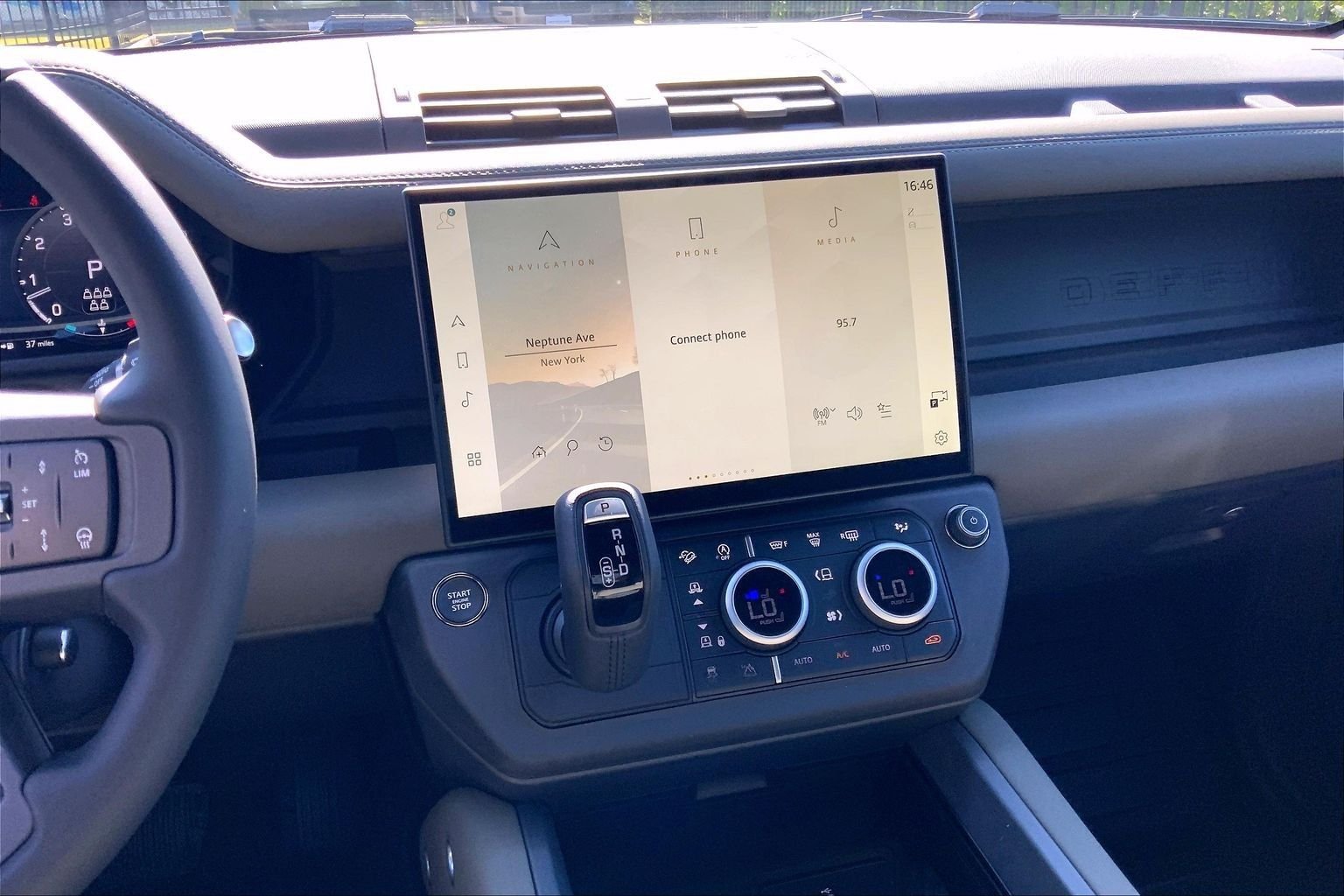 New 2026 Santorini Black Land Rover X-Dynamic SE image 6