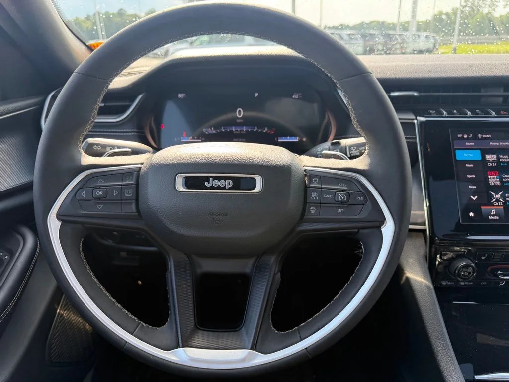 Used 2023 Silver Jeep Altitude image 11