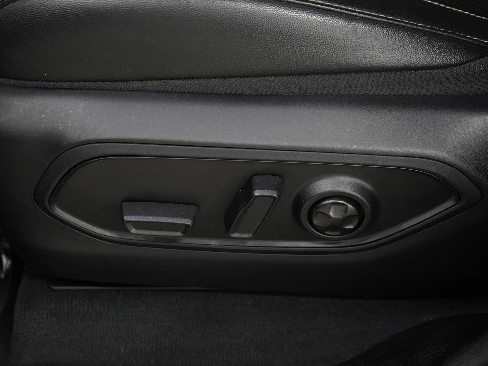 Used 2023 Diamond Black Crystal Pearlcoat Jeep Limited image 25