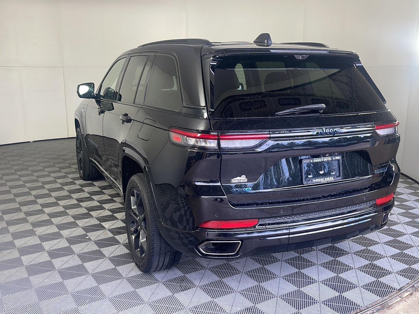 Used 2023 Diamond Black Crystal Pearlcoat Jeep 30th Anniversary image 9
