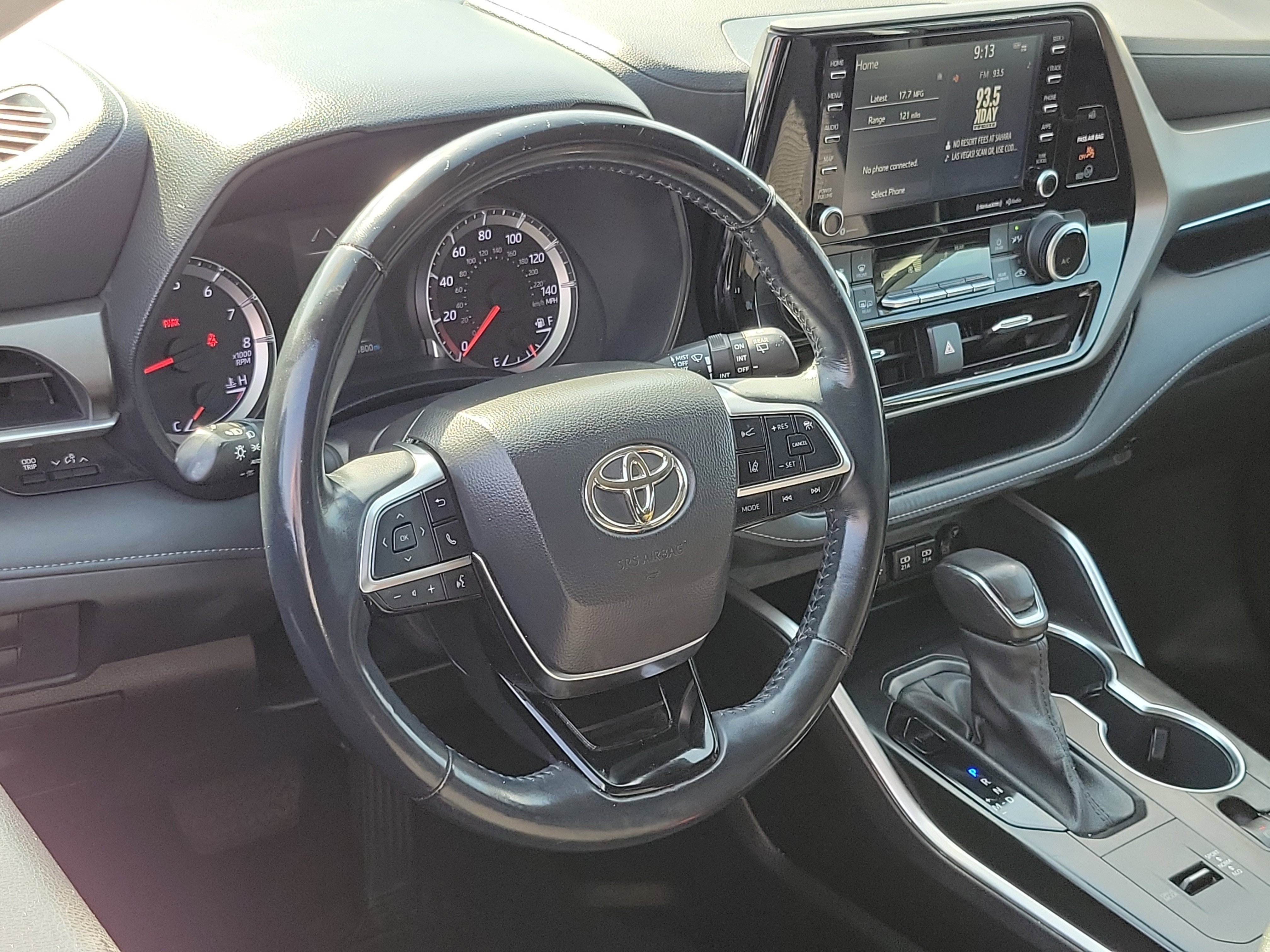 2021 Toyota Highlander LE - Photo 7
