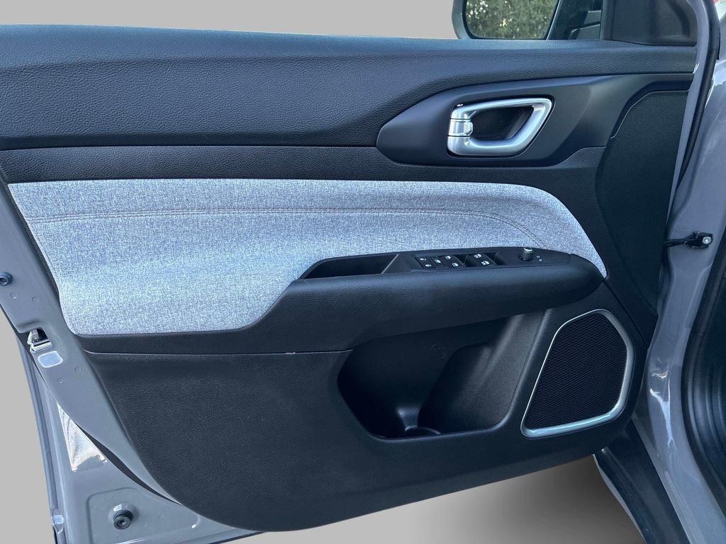 Used 2023 Gray Jeep Latitude Lux image 21