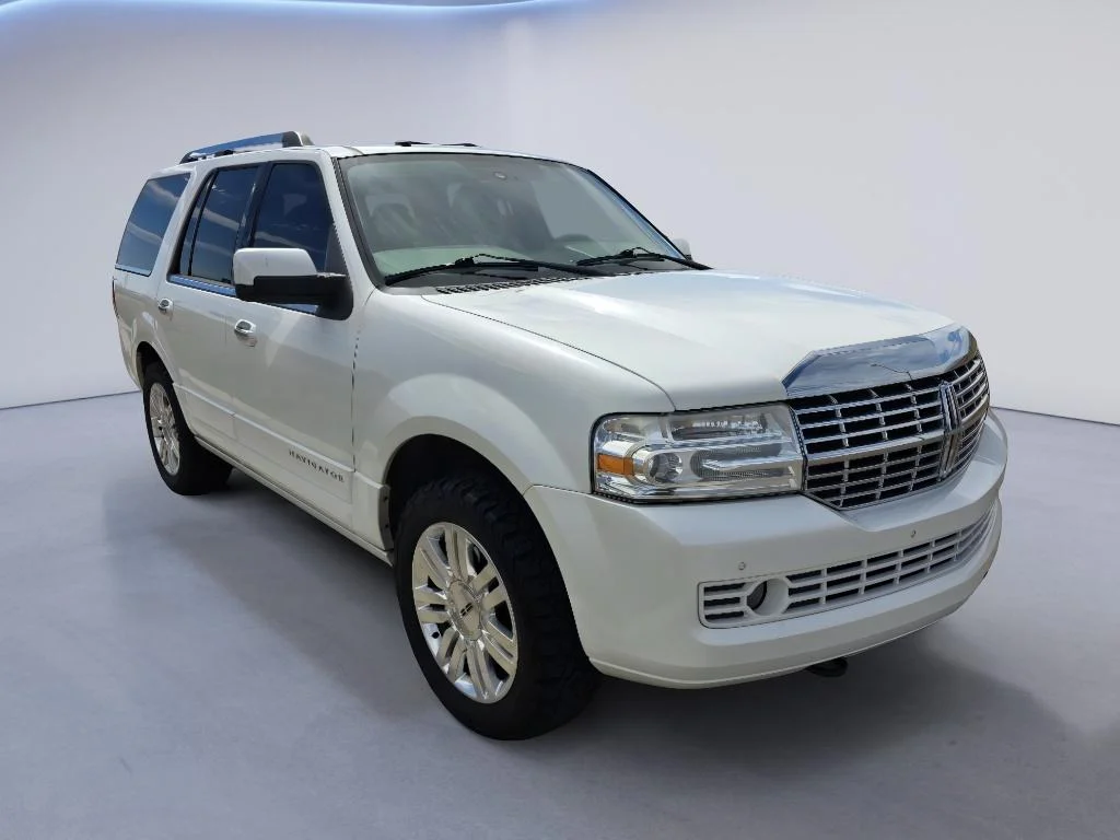 Used 2013 White Platinum Metallic Tri-Coat Lincoln  image 7