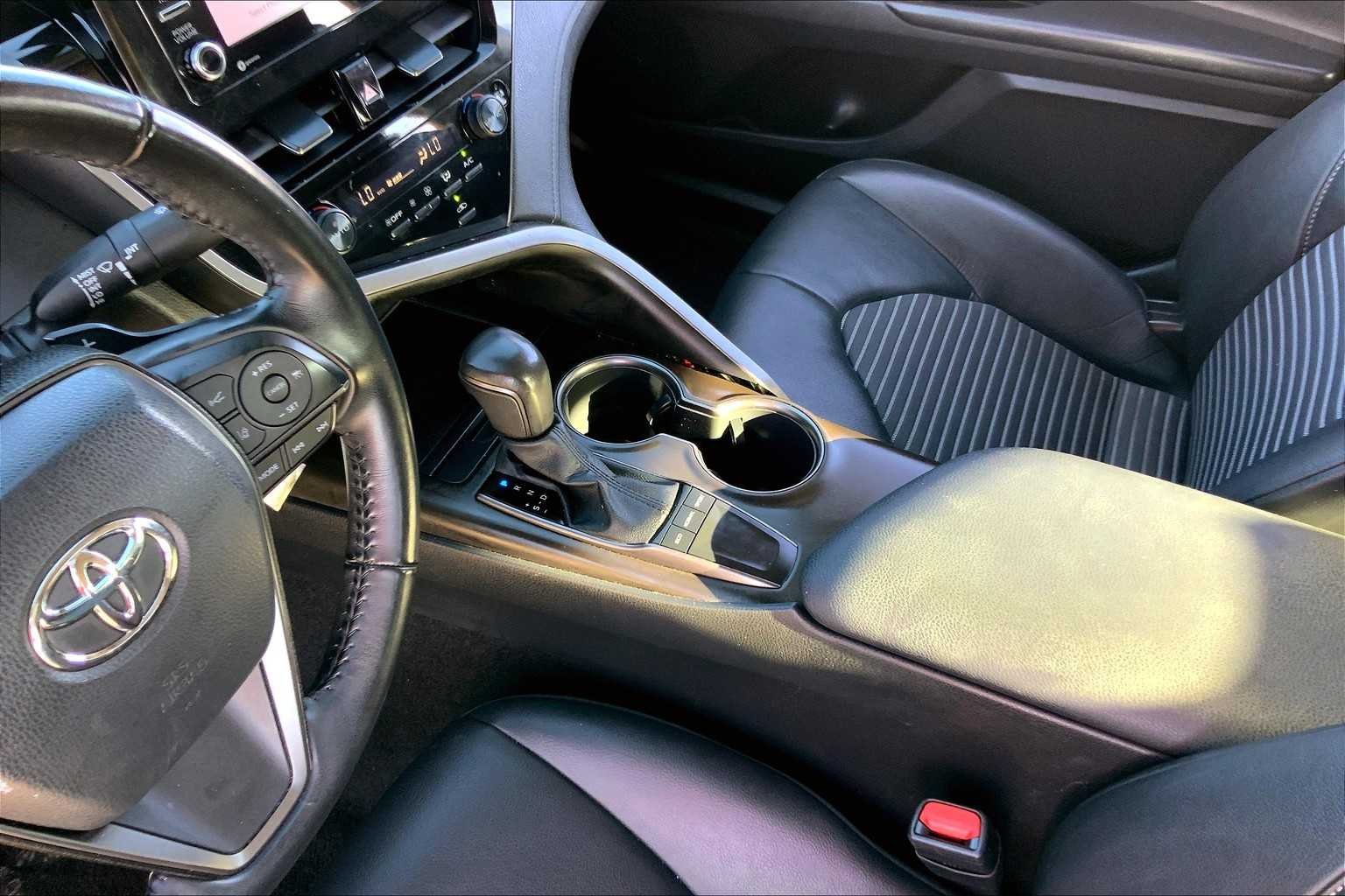 Used 2022 White Toyota SE image 16