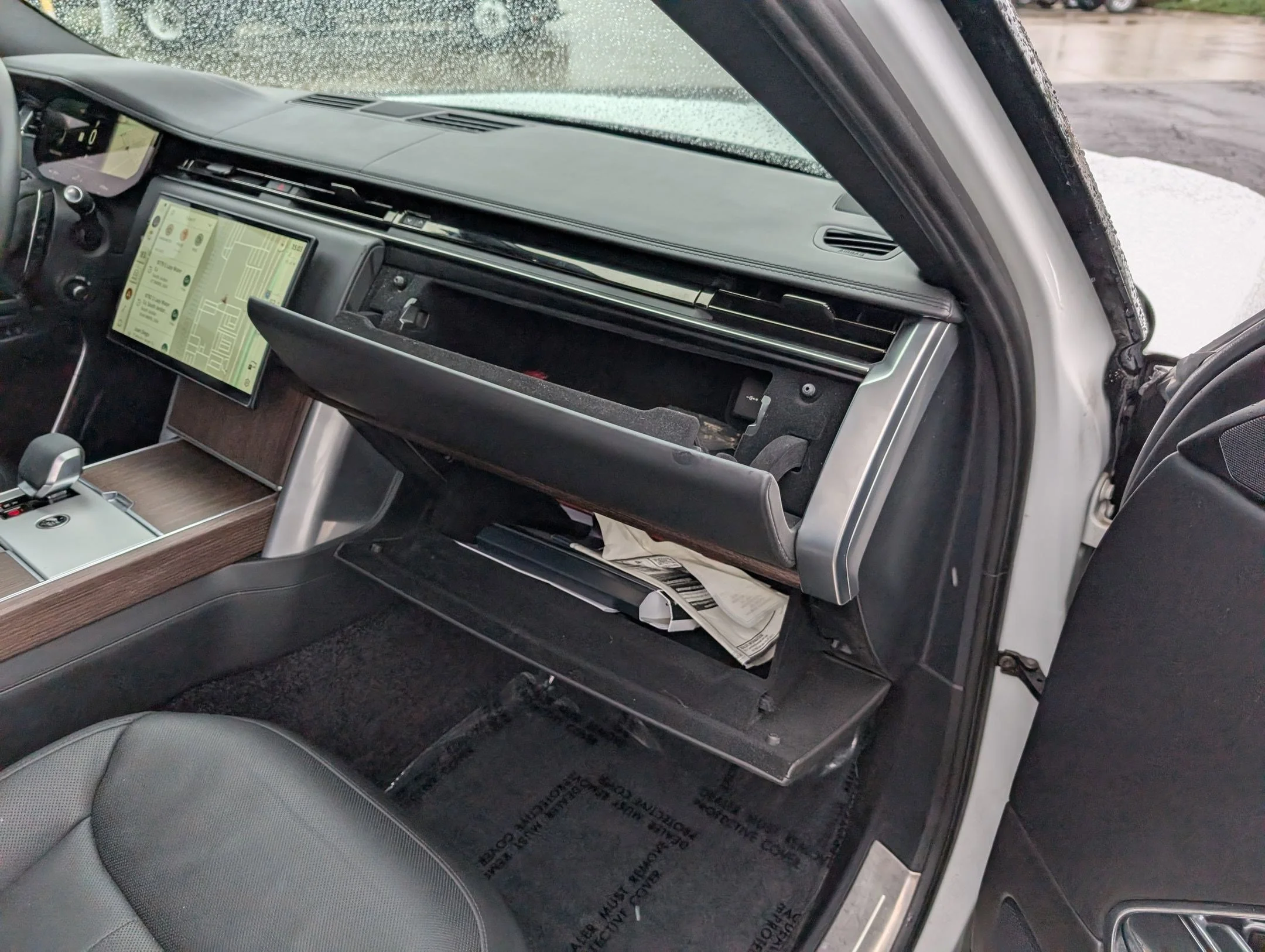 Used 2025 Icy White SV Bespoke Special Effect Satin Land Rover SE image 29