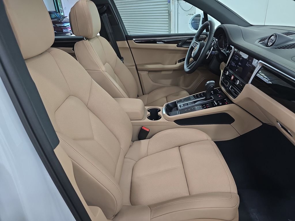 2026 Porsche Macan T - Photo 27