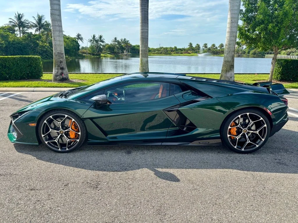 Used 2025 Verde Hydra Metallic Lamborghini  image 12