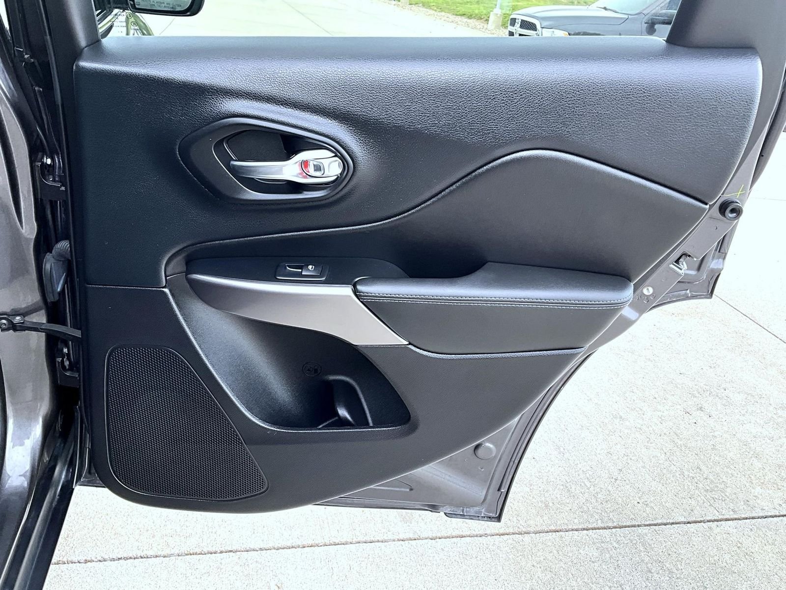 Used 2019 Gray Jeep Latitude Plus image 18